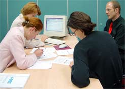 Teilnehmer in Moskau bei einer Gruppenübung (Allianz)