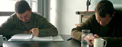Teilnehmer lösen Beispielfragen während eines Seminars zur Vorbereitung auf die PMP-Prüfung